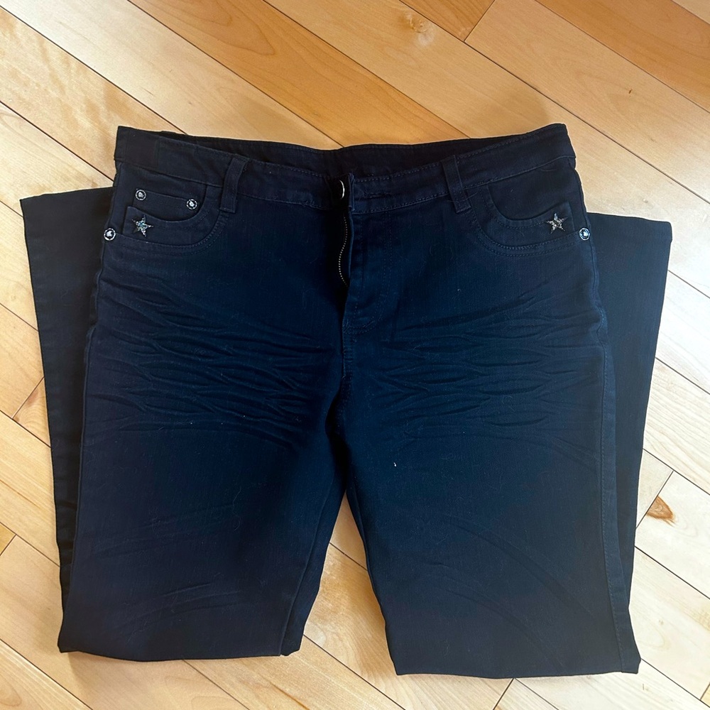 New black jeans size 33. Nice detail in front and back pockets.
